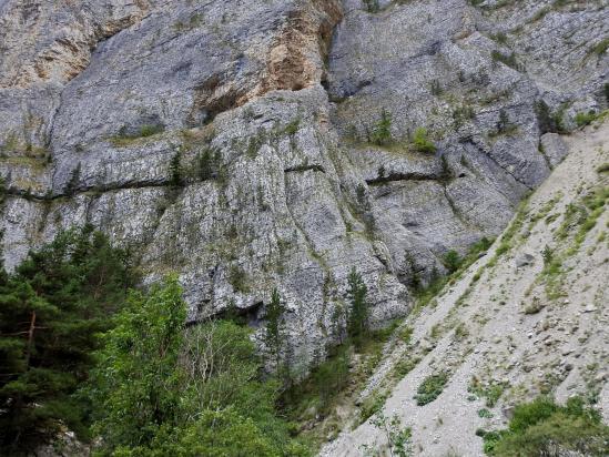 Le canal de Pellafol taillé dans la roche à hauteur de la Souloise