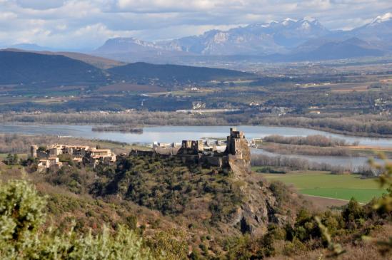 Le château de Rochemaure perché sur son dyke