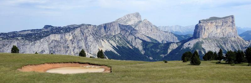 La mare de la Tête Chevalière face au Grand-Veymont et au Mont-Aiguille