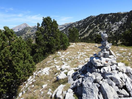 Au sommet de la montagne de Peyre-Rouge (dans le lointain, le Grand-Veymont)