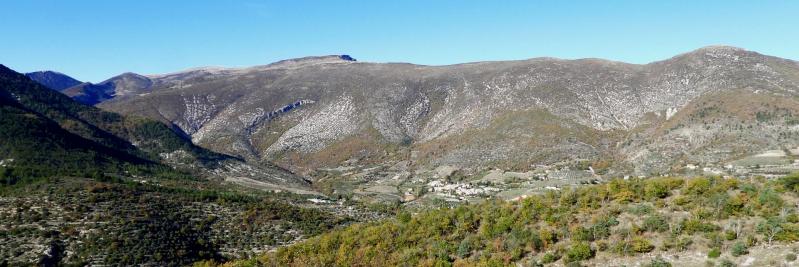 La montagne d'Angèle et Villeperdrix vus depuis la ferme du Laup