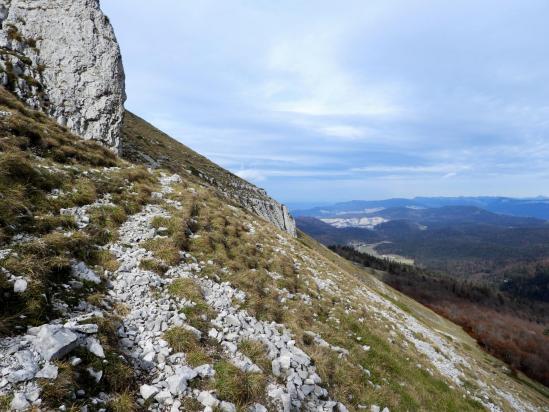 Sur le sentier de contournement du serre de Montué