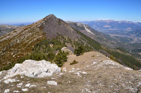 Depuis le Gros Mourre, vue plongeante sur le col de Volvent