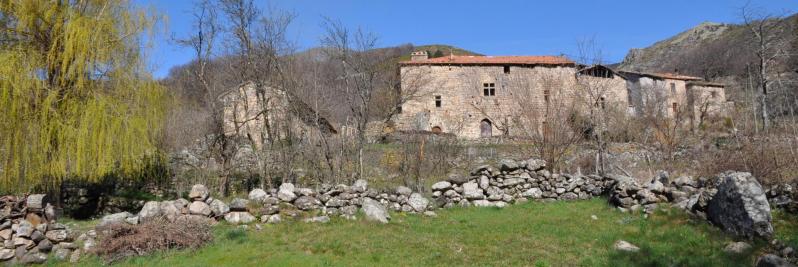 Le hameau de Gamondès aux maisons très... ardéchoises