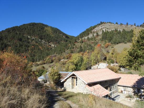 Au hameau de Chamel (à l'arrière, Banne)