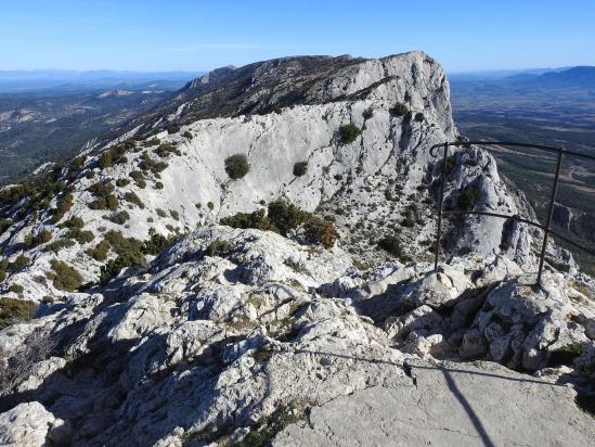 Sur la plateforme sommitale de la Croix-de-Provence en regardant vers l'E