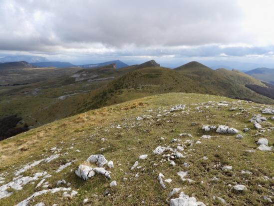 Sur la crête sommitale du serre de Montué