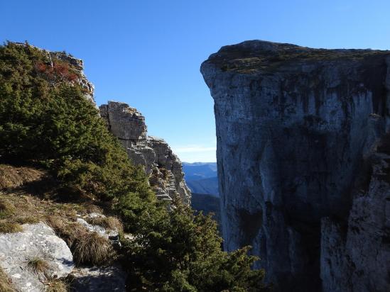 Les falaises surplombantes de Rochecourbe vues depuis le col des Auberts