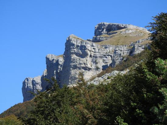 Le Roc de Toulau vu depuis la piste d'Ambel