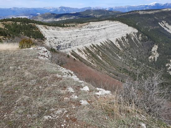 Sur le Sommet de la Plaine (Rochers des Baux au premier plan et Vercors)