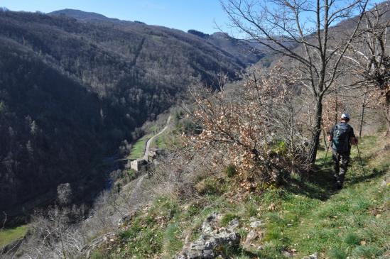 Descente dans le fond de la vallée de l'Auzène entre Les terrasses et Jean-de-Fau