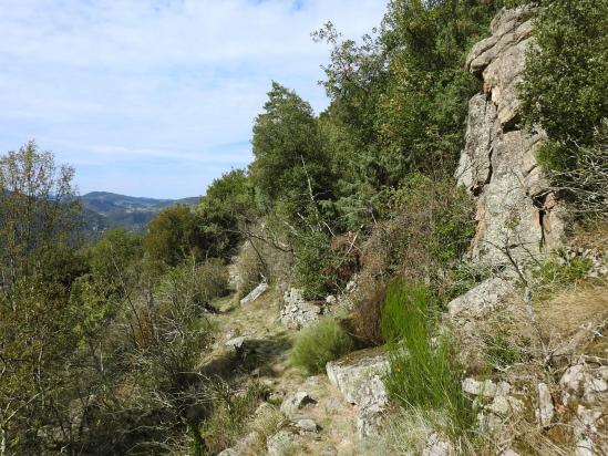 Sur le sentier-balcon à l'approche du hameau de Chastelard