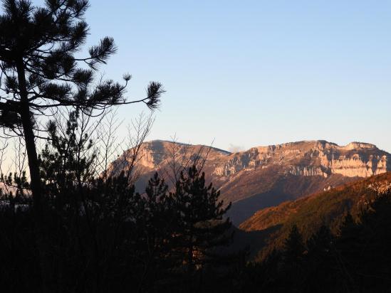 Au col du Pinet, derniers rayons de soleil sur la montagne du Glandasse