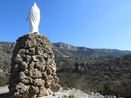 La statue de la Vierge qui domine Navacelles