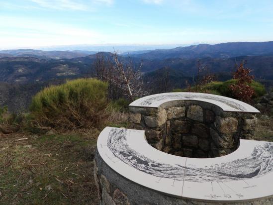 La table d'orientation au sommet de Pié Lafont (vue sur le Vercors)