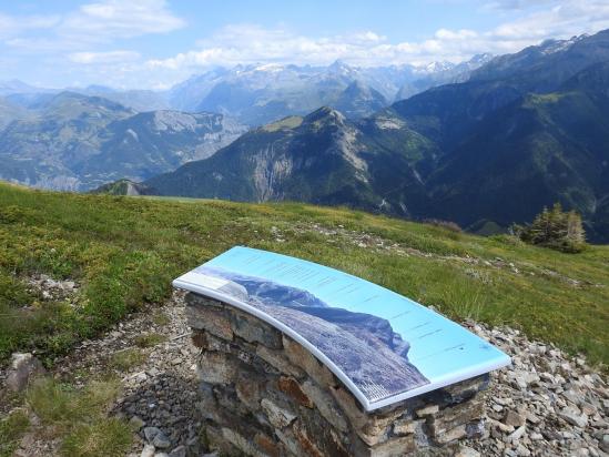 L'Oisans vu depuis la table d'orientation au-dessus du refuge du Taillefer