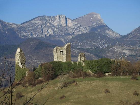 Le château de Bourdeaux et les Trois-Becs vus depuis le Chatelas