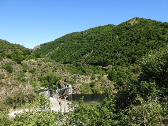 Vue d'ensemble du barrage de Clauzel sur le Doux