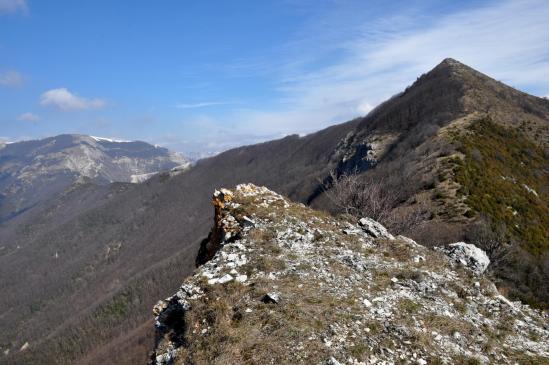 Le Bec Pointu et le plateau d'Ambel vus depuis le béquet rocheux qui surplombe le col Bernard