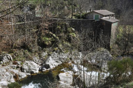 Sur la RD261 le long de la vallée de l'Auzène (Les Farges)