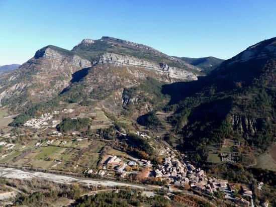 Vue plongeante sur Rémuzat et la vallée de l'Oule depuis la croix du Rocher de Saint-Auban