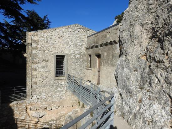 Dans l'enceinte du prieuré de la Sainte-Victoire