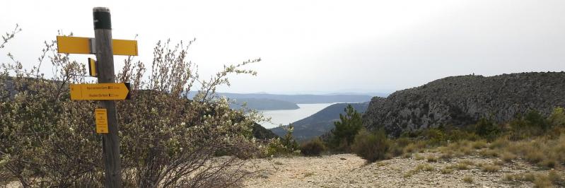 A la Baisse de Courchon, vue plongeante sur le lac de Sainte-Croix