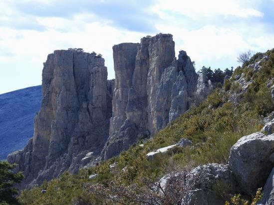 Les Cadières de Brandis vues depuis le sentier de descente vers Villars Brandis