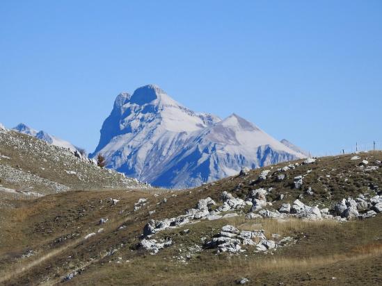 Le Grand-Ferrand apparaît dans l'échancrure de la crête au niveau de la bifurcation vers le col de la Mourière