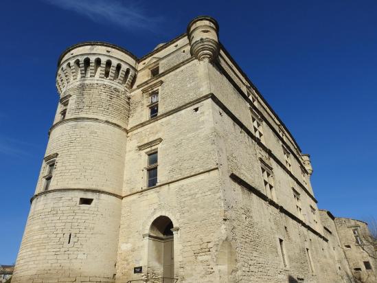 Au pied du château de Gordes