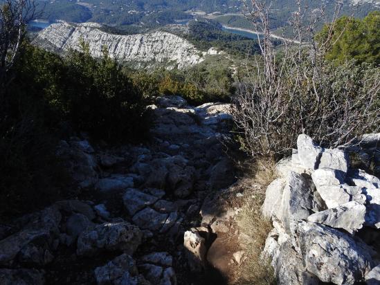 Descente du prieuré par le sentier des Venturiers