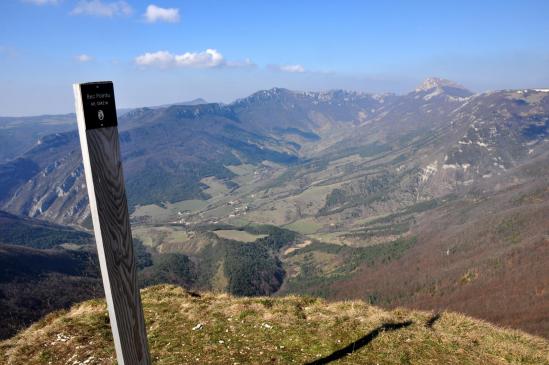 Au sommet du Bec Pointu (à l'horizon, la haute vallée de la Gervanne)