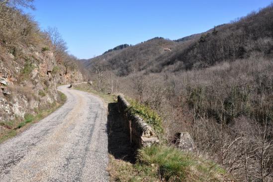 Sur la RD261 le long de la vallée de l'Auzène à l'approche du Sablas