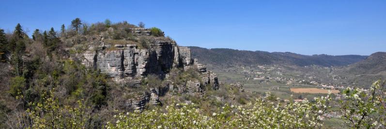 Le château Saint-Alban vu depuis la piste du col de Linte