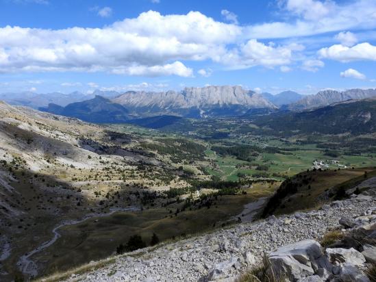 Descente du vallon des Aiguilles (au loin : Roche de la Muzelle, l'Olan et la Vieux-Chaillol)