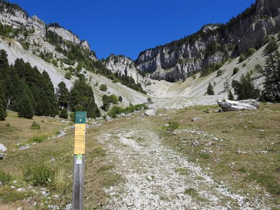 Sur la voie de descente au pied du Pas de Chabrinel