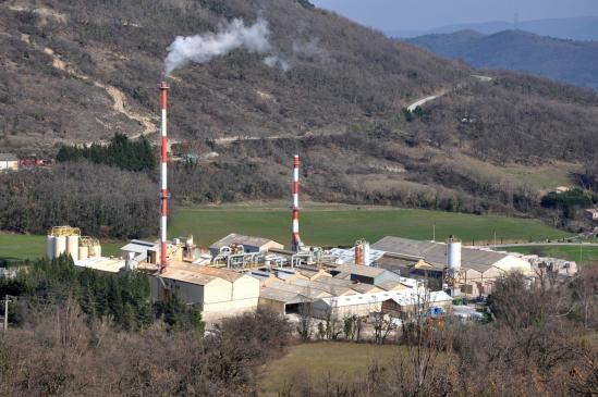 A l'approche de Saint-Bauzile, l'usine Chemviron de traitement de la diatomite