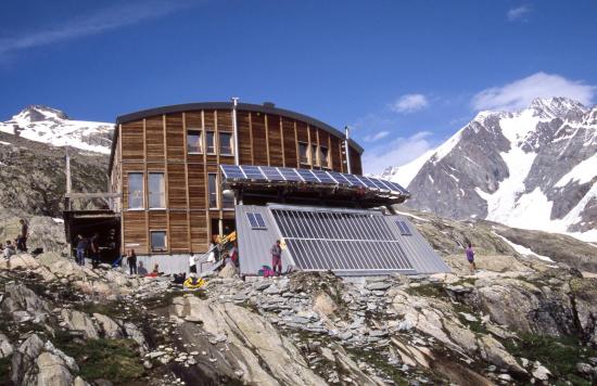 Le refuge des Conscrits (Aiguille de la Bérangère à gauche, Aiguilles de Trélatête à droite)