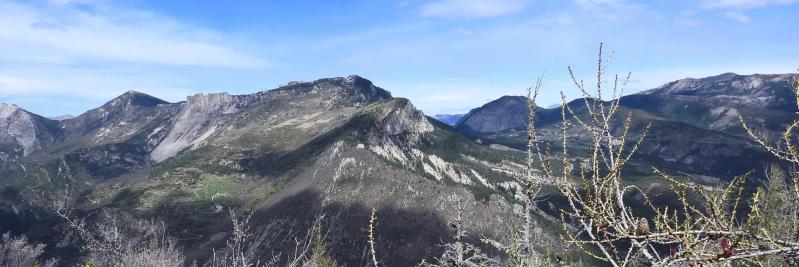 Depuis le sentier de montée au sommet de Robion, vue sur les Cadières de Brandis, la Tête de la barre de la Sapée et la Roche de Castel Ruel