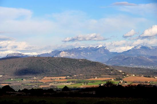 Le synclinal de Saoû vu depuis le hameau des Videaux