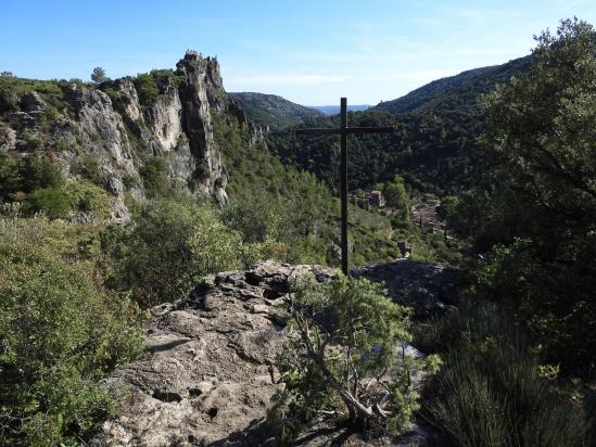 Au Cap de la Crous, vue sur le Château du Géant qui domine le village de Saint-Guilhem-du-Désert