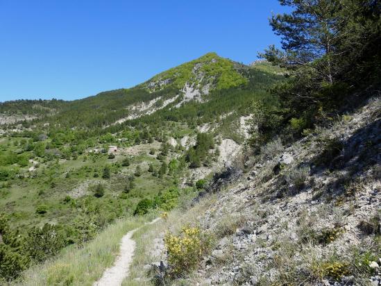 Descente vers Eourres par le sentier de la Tatie