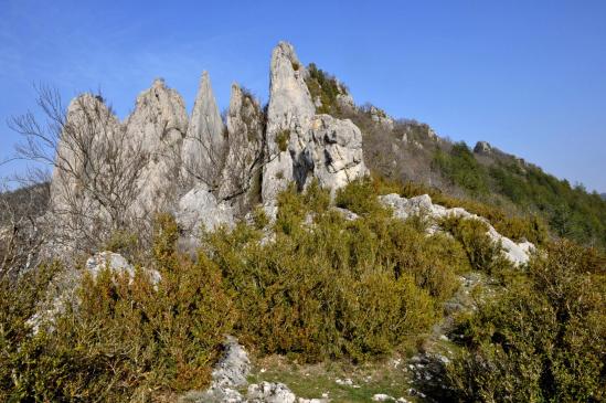 Passage du col au milieu des Rochers des Blaches