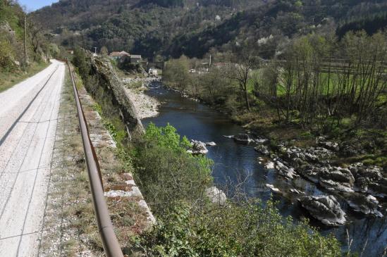 Retour dans la vallée de l'Eyrieux sur la Dolce Via à l'approche du Pont de Chervil