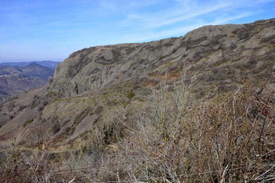 Vue de la coulée inférieure du volcan depuis le chemin entre le col de Peyraillas et Eyrebonne