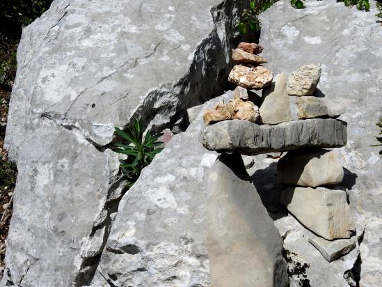 Le cairn qui indique le départ du sentier qui descend vers la vire de la Rouvière