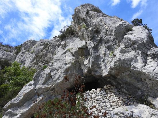 Au pied de la grotte de la Baume du Soleil