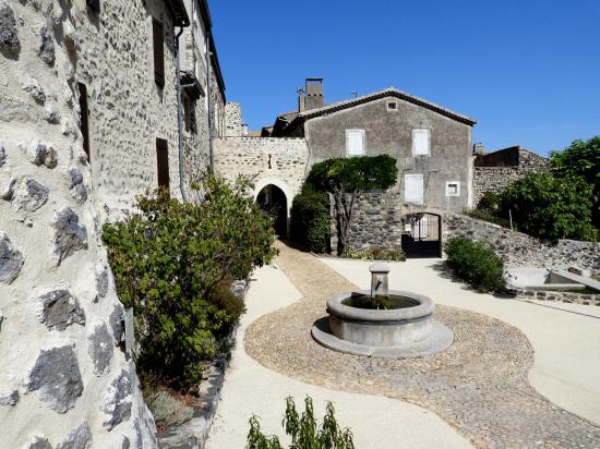 La place de la citerne (Saint-Vincent-de-Barrès)