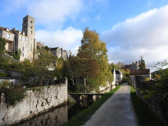 Le long du Fusain au pied de la ville haute de Château-Landon