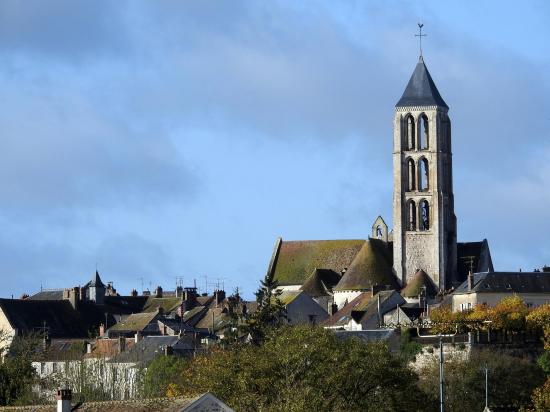 L'église de Château-Landon vue depuis la route de Mocpois